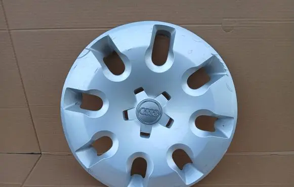 Audi A1 R15 wheel hub/cap/trim 8X0601147