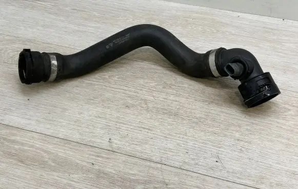 Volkswagen Touareg II Engine coolant pipe/hose 7P0122051