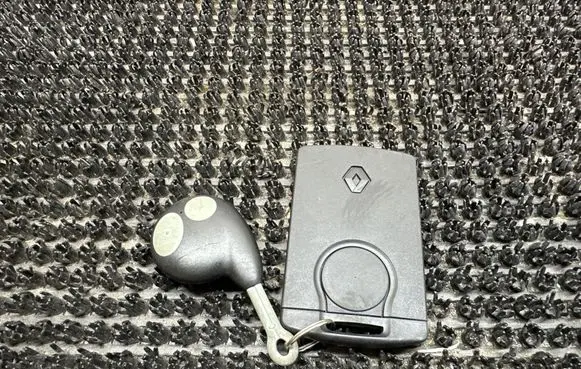 Renault Megane III Ignition key/card 