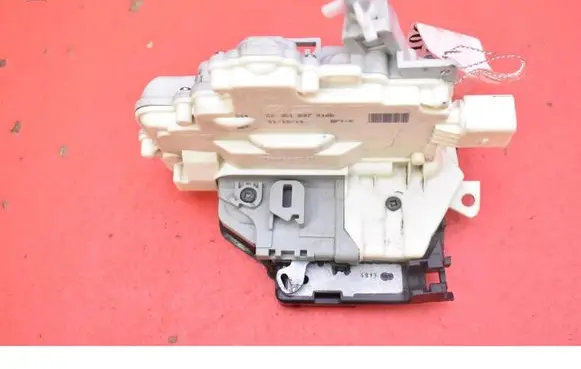 Volkswagen PASSAT CC Front door lock 3C1837016B