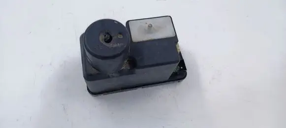 Audi A4 S4 B5 8D Central locking vacuum pump 4A0862257C 81N00689300