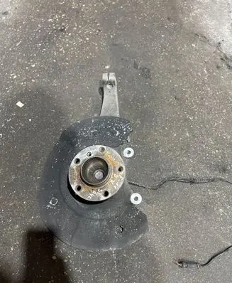 BMW 5 F10 F11 Front wheel hub spindle knuckle 6775769