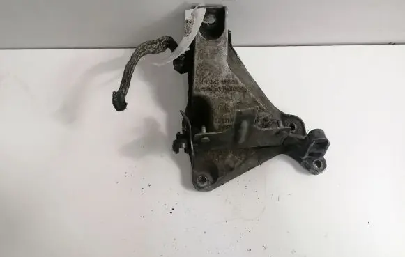 BMW 1 E81 E87 Engine mounting bracket 6760309