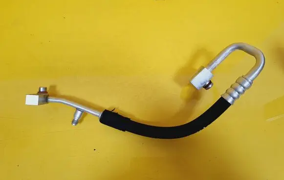 Chrysler Voyager Air conditioning (A/C) pipe/hose 05005212AD