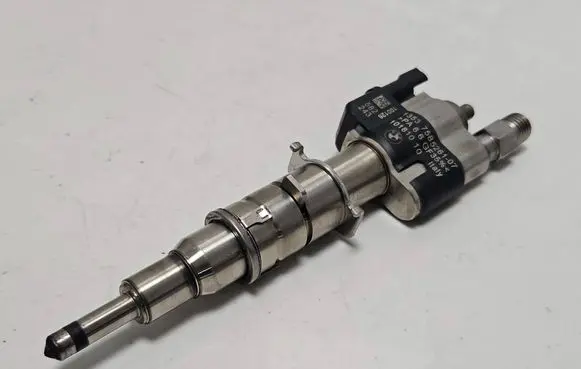 BMW 1 E82 E88 Fuel injector 7585261 10181010