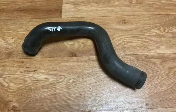 Engine coolant pipe/hose
