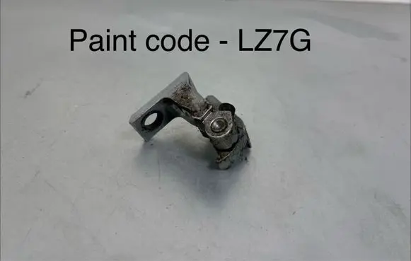 Audi Q7 4M Front door lower hinge 8S0833404A A046574
