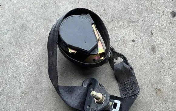 Rear seatbelt
