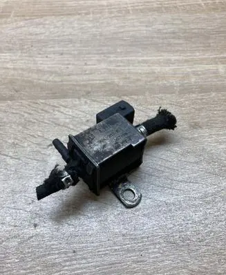 Volkswagen Golf III Vacuum valve 028906283F
