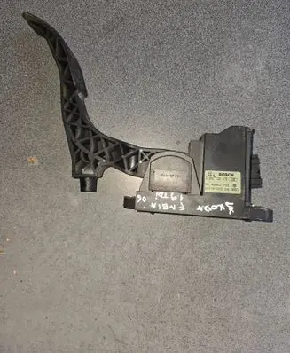 Accelerator throttle pedal