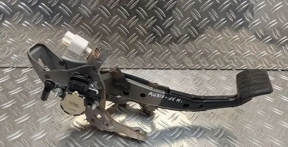 Toyota Auris 150 Brake pedal 8951047010