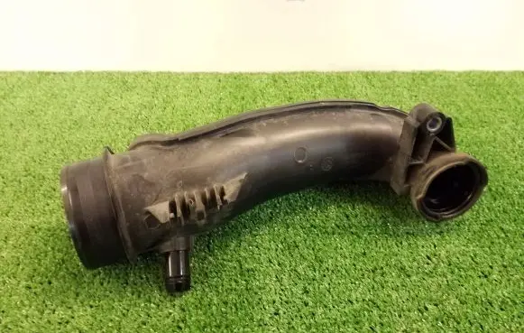 Opel Vivaro Turbo air intake inlet pipe/hose 165752889R 93452234
