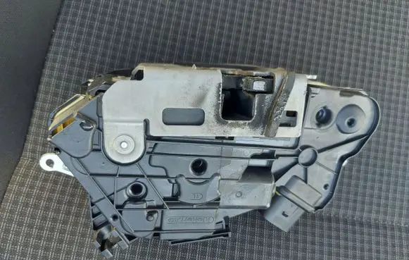 Volkswagen Multivan T4 Front door lock 7L1837015B