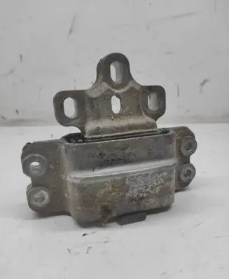 Volkswagen PASSAT B6 Engine mount bracket 3C0199555