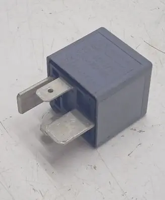 Volkswagen PASSAT B5 Other relay 8D0961253