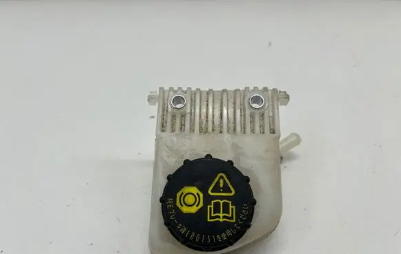 Mazda 3 Brake fluid reservoir BDNP43551 K1900