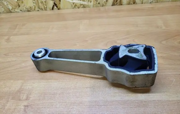 Volvo XC60 Engine mount bracket