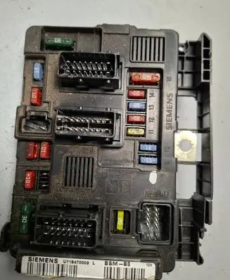 Peugeot 206 Fuse module U118470003L BSMB3