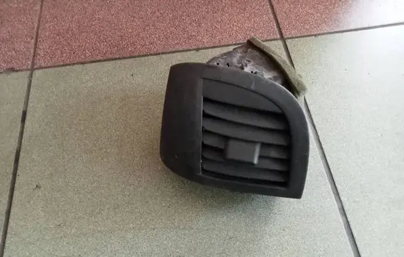Nissan Micra Dashboard side air vent grill/cover trim 01015500 01015600 68761700