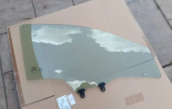 KIA Stonic Front door window glass four-door