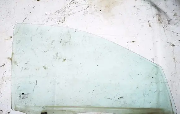 KIA Sorento Front door window glass four-door