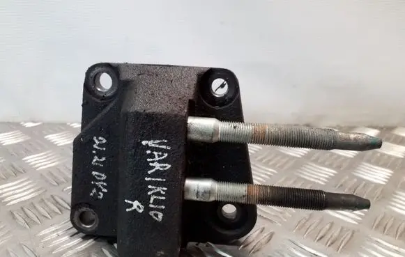 Honda FR-V Engine mounting bracket