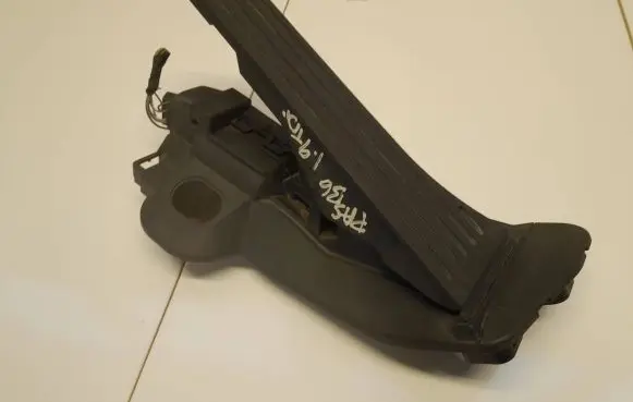 Volkswagen PASSAT B6 Accelerator throttle pedal 1K2721503M 6PV00874500