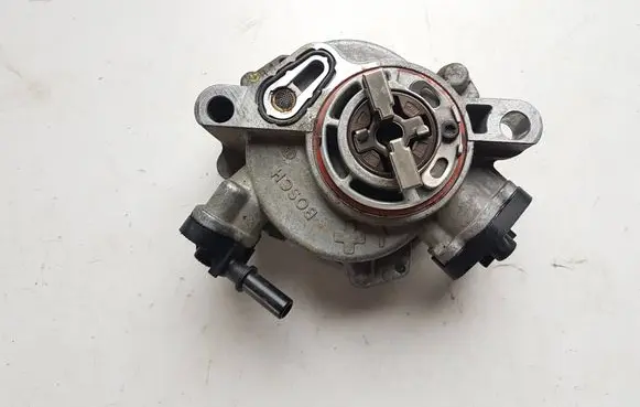 Ford Courier Vacuum pump 9804021880