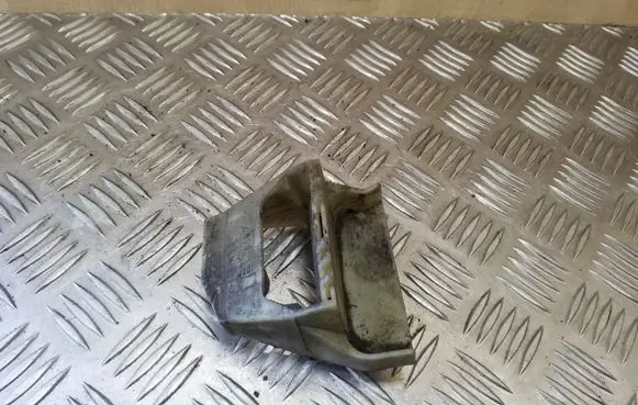 BMW 5 E39 Radiator mount bracket 17112247895