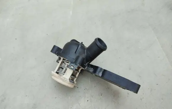 Audi A6 S6 C6 4F Thermostat 06E121111K 11032037
