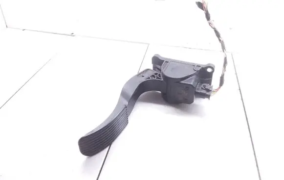 Accelerator throttle pedal