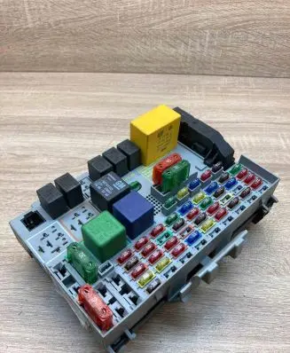 Opel Zafira A Fuse module 24412497