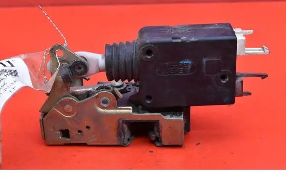 Peugeot 106 Front door lock 