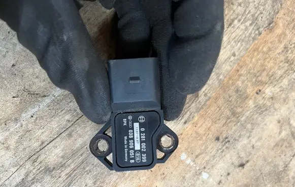 Volkswagen Golf V Air pressure sensor 038906051B 0281002399