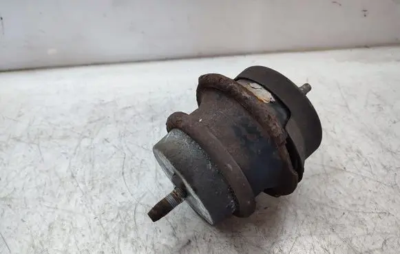 Infiniti Q50 Engine mount bracket