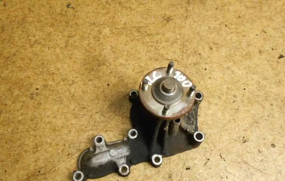 Toyota Land Cruiser (J100) Water pump 