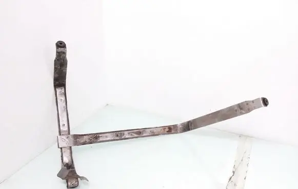Fuel tank mounting bracket