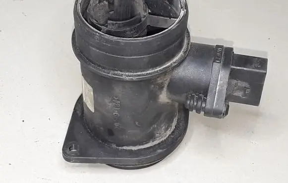 Volkswagen PASSAT B5.5 Mass air flow meter 0281002463