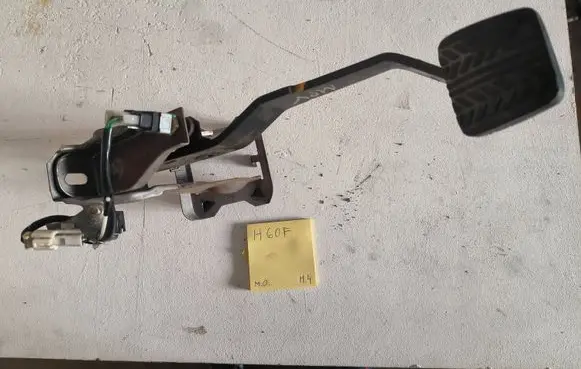 Mazda MPV II LW Brake pedal LC64