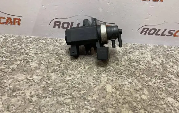 BMW 5 E39 Turbo solenoid valve 72279600 2247906