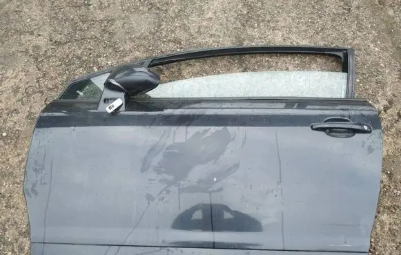 Citroen C4 I Front door JUODOS