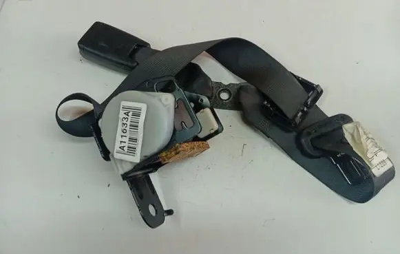 Lexus IS 220D-250-350 Middle seatbelt (rear) 0435027