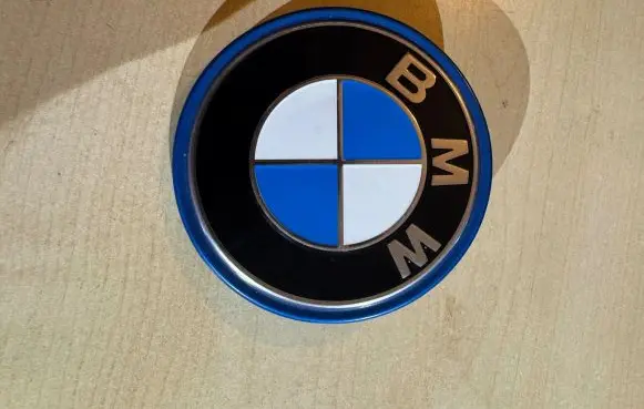 Manufacturer badge logo/emblem