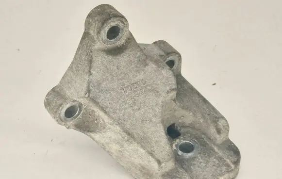 Volvo V70 Engine mounting bracket 08649262
