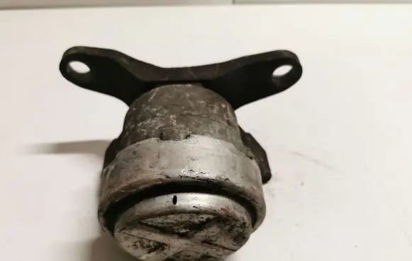 Ford Mondeo MK IV Engine mount bracket