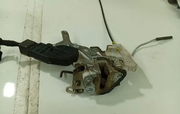 Toyota Aygo AB10 Front door lock 