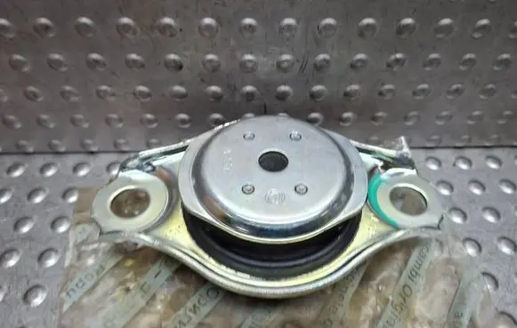 Engine mount vacuum valve