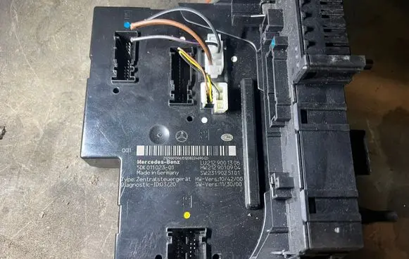 Mercedes-Benz E W212 SAM control unit A2129001306 2129001306