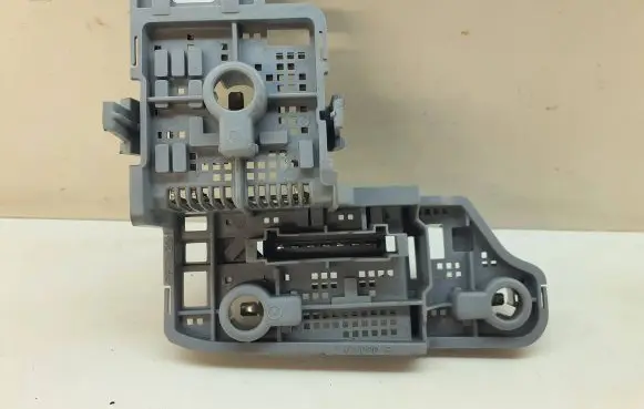 Mercedes-Benz C W204 Tail light bulb cover holder 601000