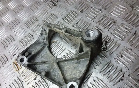 BMW 5 E60 E61 Engine mounting bracket 6761117